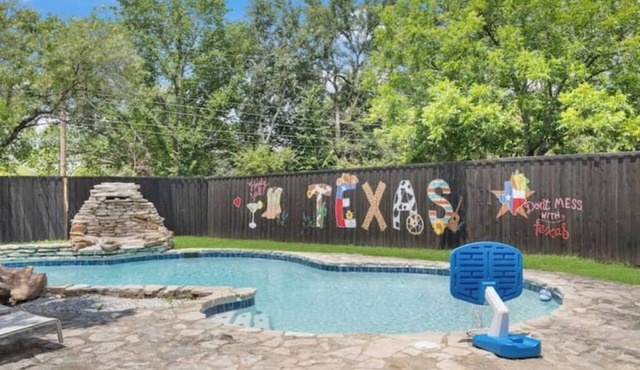 Modern house by ATT,6 flags-DFW-downtown Dallasnn