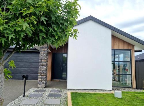 Modern house close to lake,golf club and beach