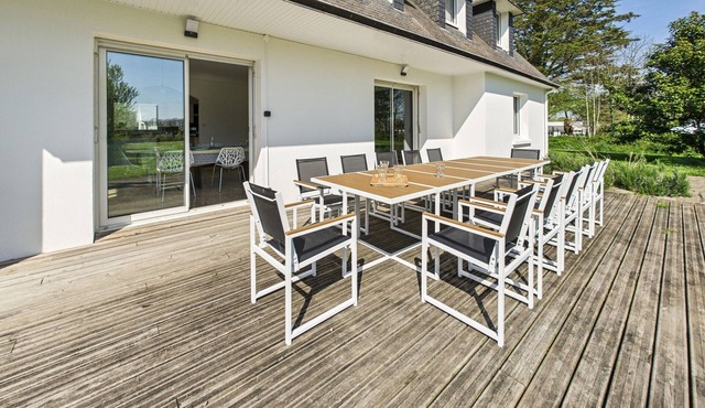 Modern house for 12, large garden, terrace