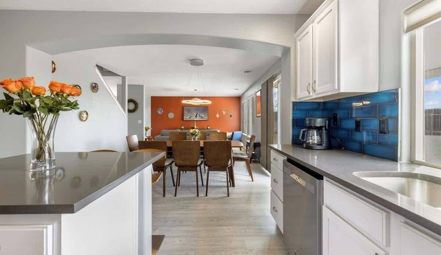 Modern House for 18 with Firepit in Boise