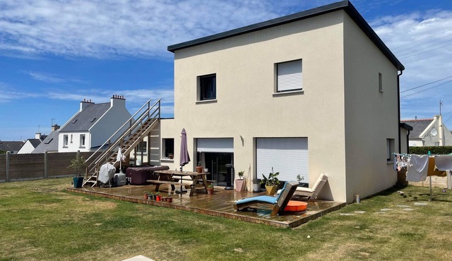 Modern house with jacuzzi just a stone's throw from the beach