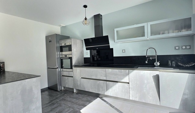 Modern house 10 minutes from the lakes - sleeps 6