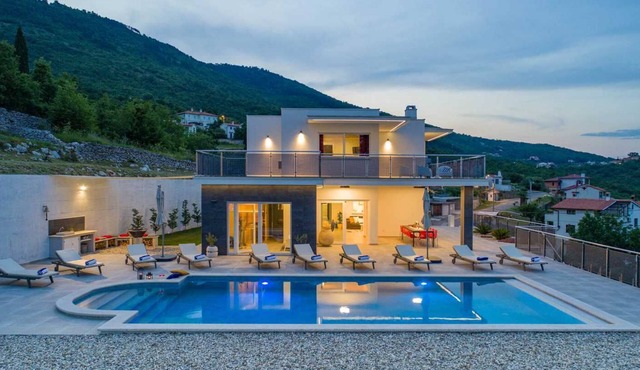 Modern house for 12 people near a pebble beach, sea view