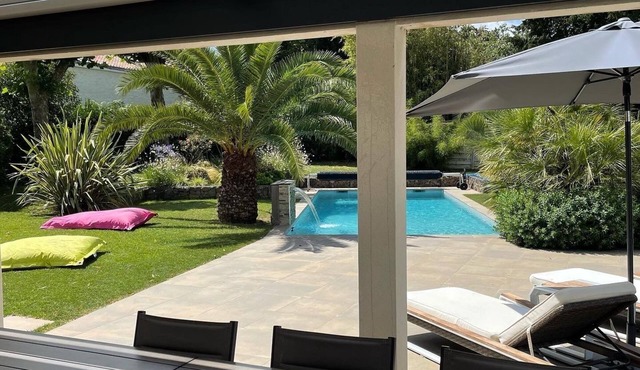 Modern house in a green setting, swimming pool and jacuzzi, 10mn from La Rochelle