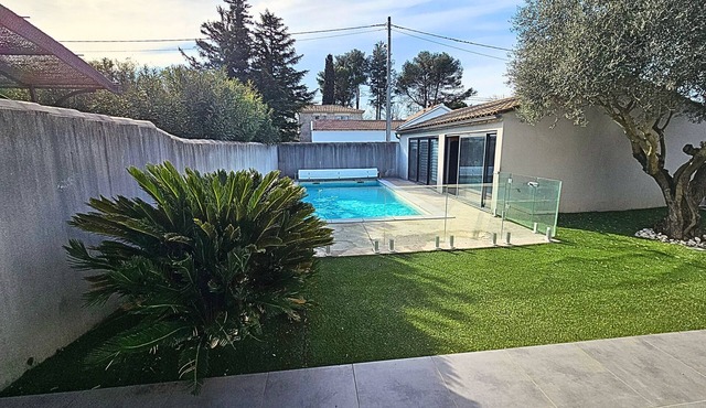 Modern house in Avignon with large swimming pool