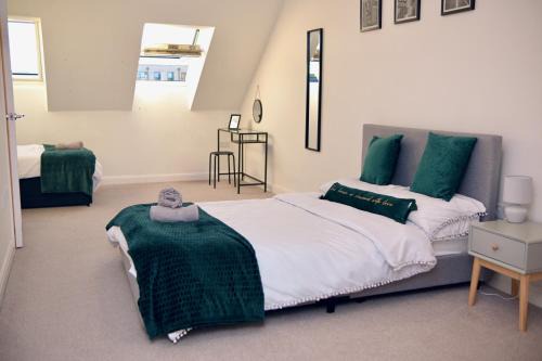 Modern house in City Centre with private parking and gated property