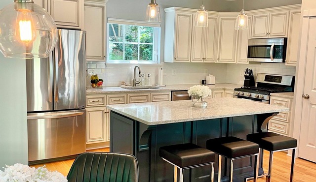 Modern House in Clifton Gaslight - 3 BR 3BA with Walkable Shops and Restaurants