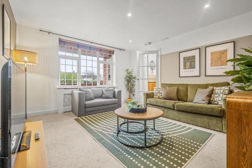 Modern House in Leicester - 6 Beds, 3 Car Driveway, Superfast WiFi, 3 Full Bathrooms