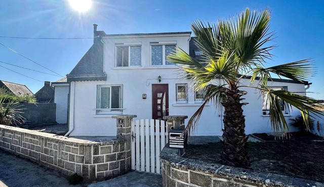 Modern house in Plouhinec with enclosed garden, Wifi, pets allowed, near beaches