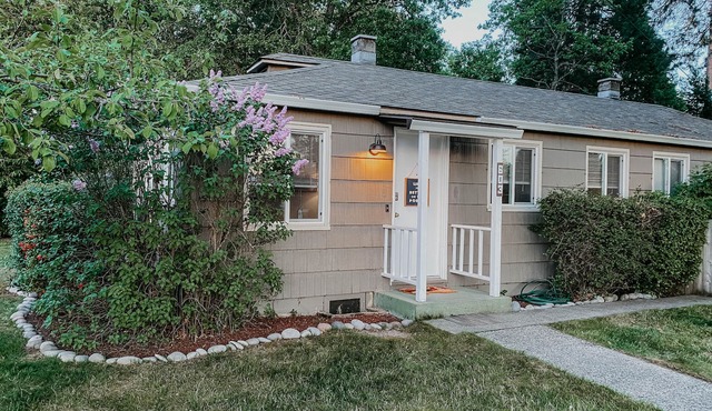 Modern House in the Heart of Grants Pass with Hot Tub and Fire Pit