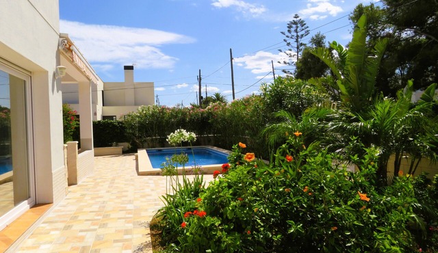 Modern house near the beach with private pool!