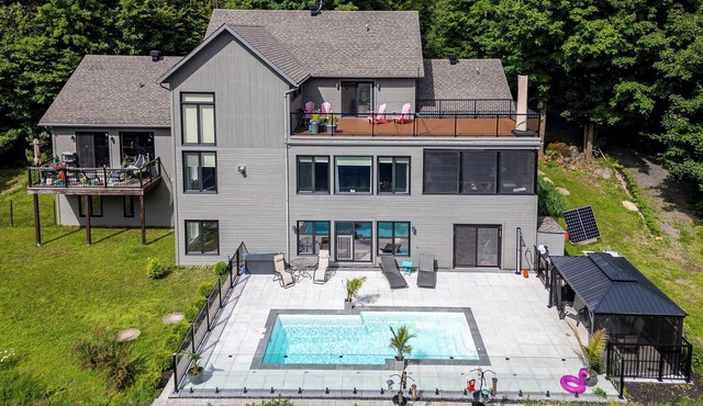 Modern house near the St-Sauveur ski slopes (15 min), little northern train (5 min)