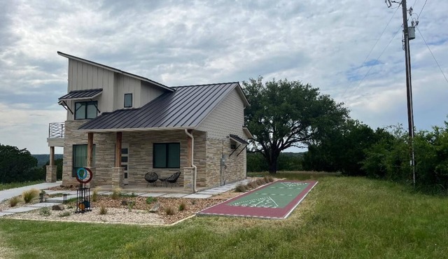 Modern house only minutes away from Fossil Rim Wildlife Center & Dinosaur Park.n