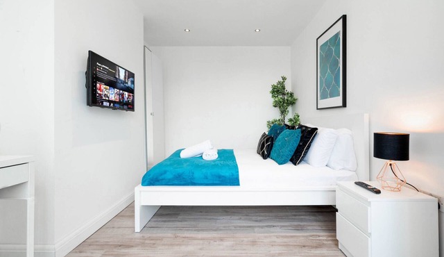 Modern House - Parking - Garden - Near QE & Uni