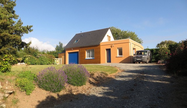 Modern house, quiet, very bright with garden and terraces