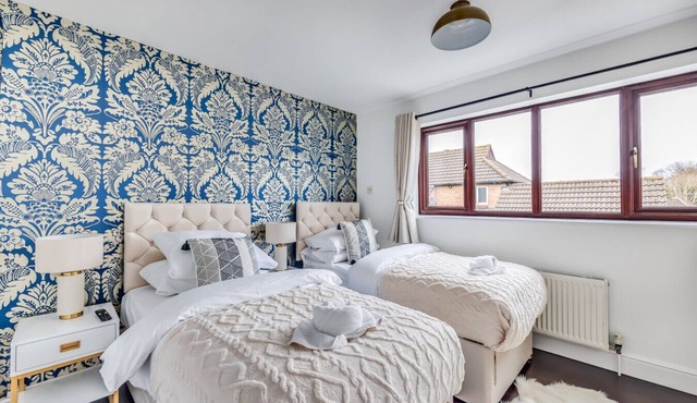 Modern House Sleeps 5 Free Parking Smart TVs Fast WiFi