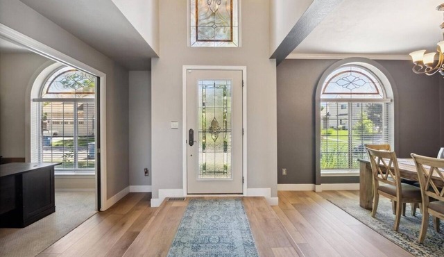 Modern House. SLEEP LIKE ROYALTY, SPA-Like Bathrooms, Gourmet Kitchen, location.