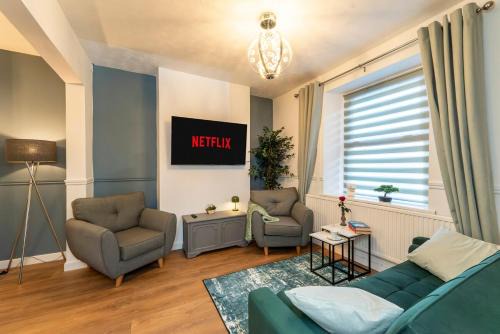 Modern house, sleeps up to 9