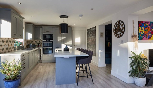 Modern house sleeps 10, cinema/games room, hot tub