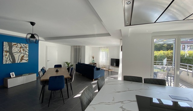 Modern House Town Center with Garage