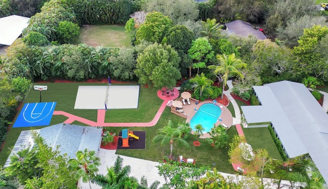 Modern house w/pool & volleyball court