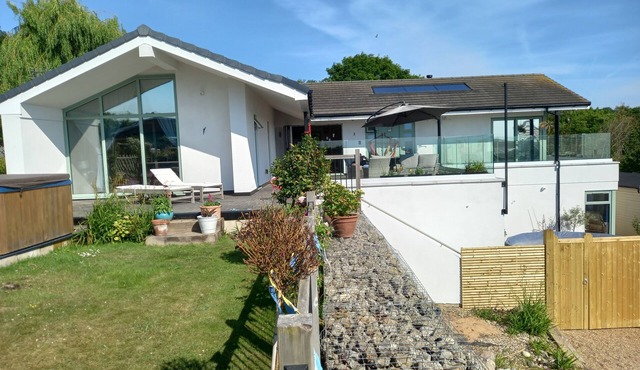 Modern House With Stunning Views, hot Tub, 6 min to Beach, Outdoor Pool