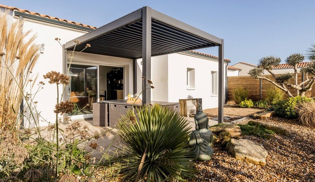 Modern House with Garden, Near Shops & Beach