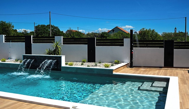 Modern house with pool & indoor heated jacuzzi