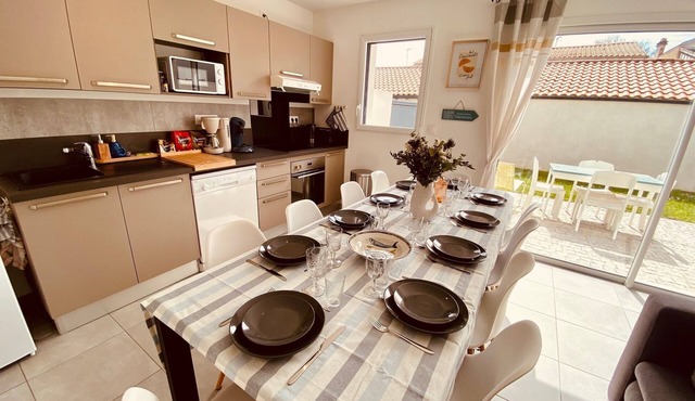 Modern house with 4 bedrooms, garden, and parking space near La Rochelle!
