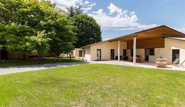 Modern house with enclosed garden, 4 bedrooms, near Gy Castle