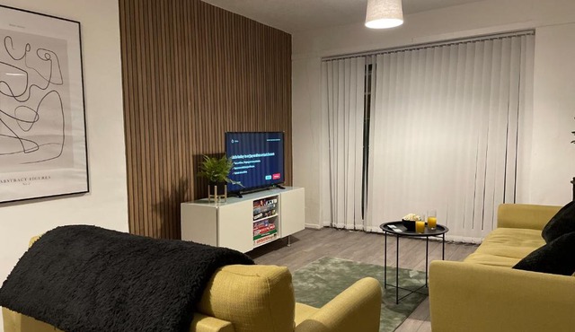 Modern House with Fast WIFI & FREE Parking - Recently Refurbished - Contractor Friendly by IRWELL STAYS