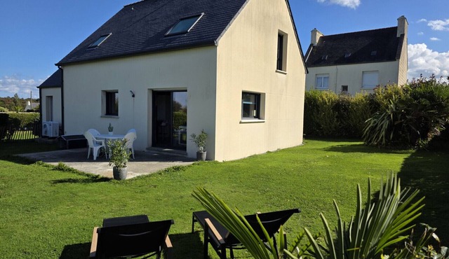 Modern house with no overlooking views, located between the village and the beaches