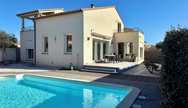 Modern house with private pool, close to the beach