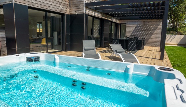 Modern house with great facilities and a large jacuzzi