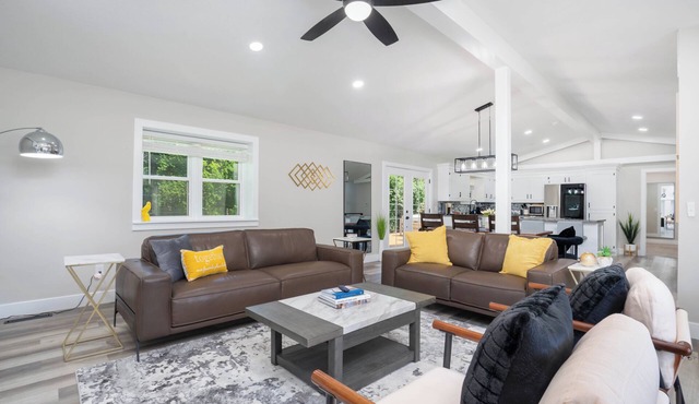 Modern House with King Suite! Relaxing Retreat!