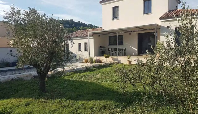 Modern house with private pool in Vaucluse