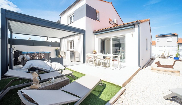 MODERN HOUSE WITH SPA BOULES COURT & BIOCLIMATIC PERGOLA 12 KMS BEACH