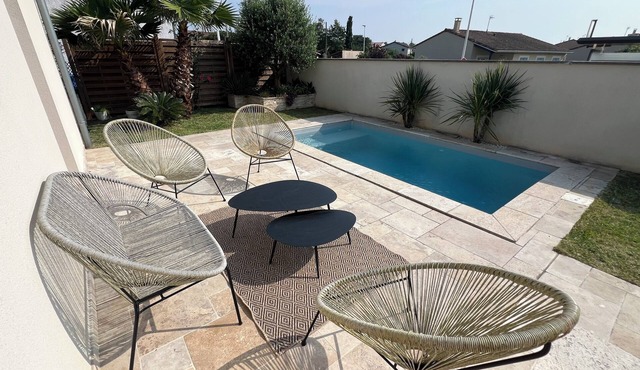 Modern house with swimming pool, close to lake and forest