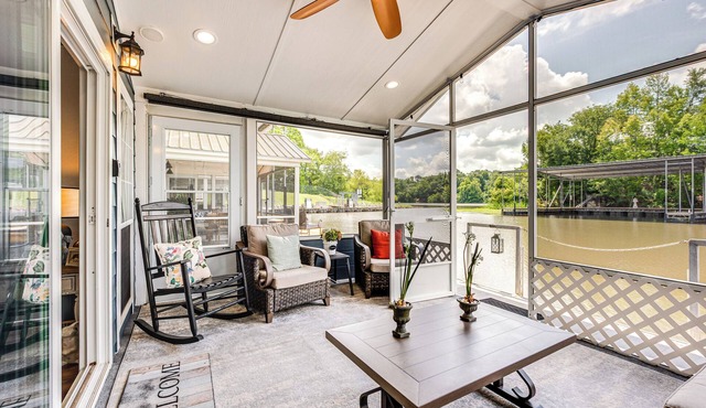 Modern Houseboat on Flint River w/Dock!