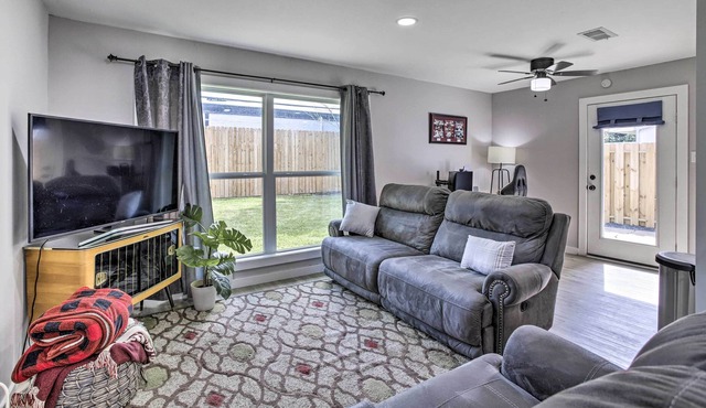 Modern Houston Duplex < 9 Mi to The Galleria!