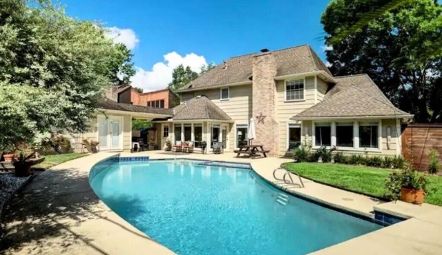 Modern Houston Home Nr Med Center & NRG. Parking, WiFi, Family-Friendly w/pool