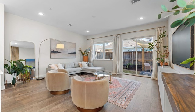 Modern Houston Retreat - Spacious Living and Dining Area - Family & Pet Friendly
