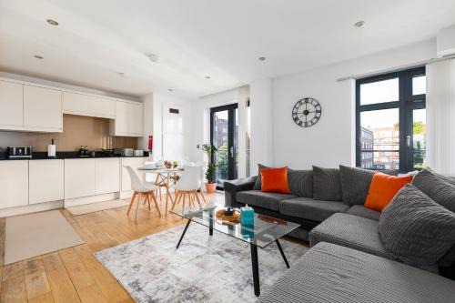 Modern Hoxton 2 Bed, 2 Bath Apartment with Balcony Sleeps 6