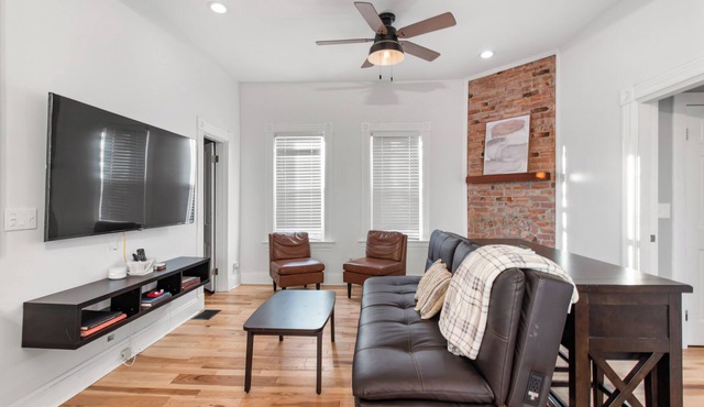 Modern Hyde Park Abode w/2 first floor bedrooms