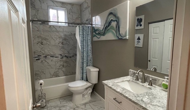 Modern Hyde Park Retreat {Renovated 2BR with Stylish Updates & Prime Location}