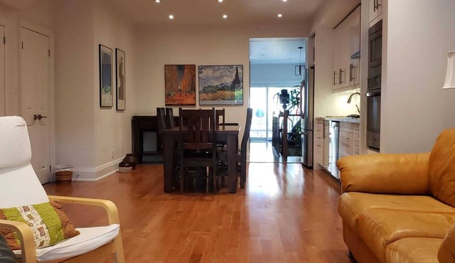 Modern in quiet residential street 7 minutes walk to the boardwalk Lake Ontario