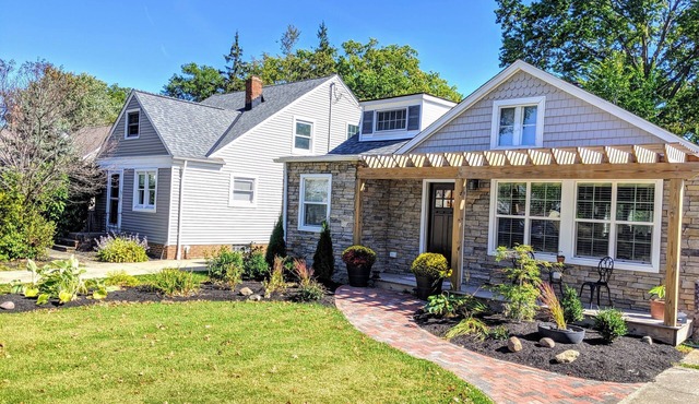 Modern industrial chic open concept home - 15 mins from Downtown