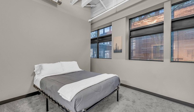 Modern Industrial Loft Near Airport High-Speed WiFi Secure with free parking