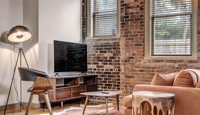 Modern-Industrial 2B Townhouse Close to DT!