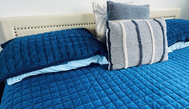 Modern inner city apartment with river views, WiFi & AC in lovely Hamilton